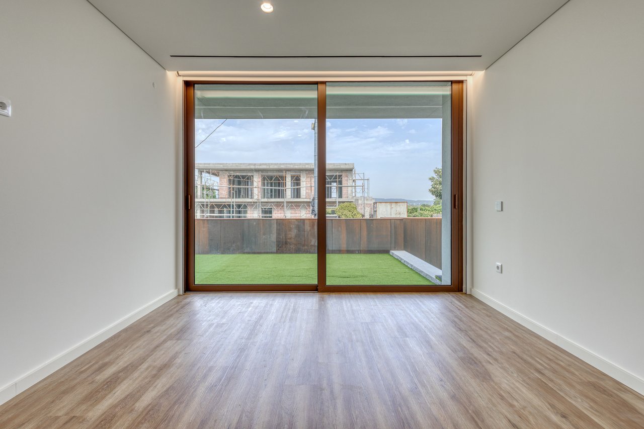 Contemporary 3-Bedroom Luxury Villa with Pool and Large Basement in Palmeira, Braga