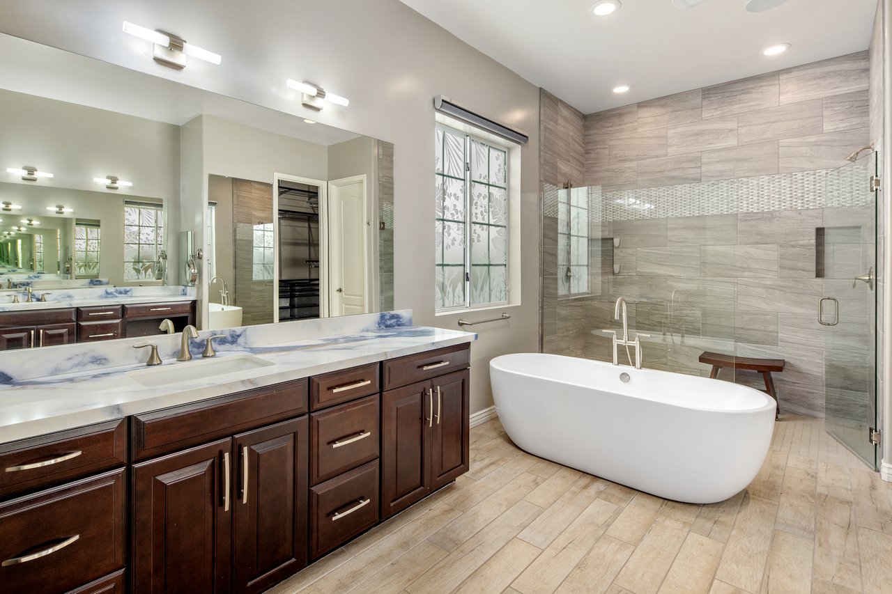 2932 E Madison Vistas