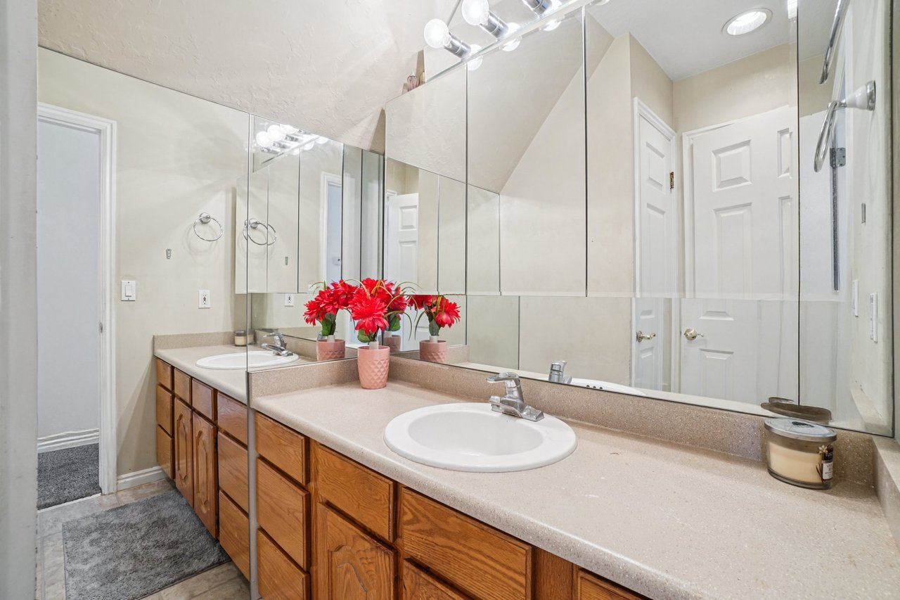 11343 S Clifford Cir