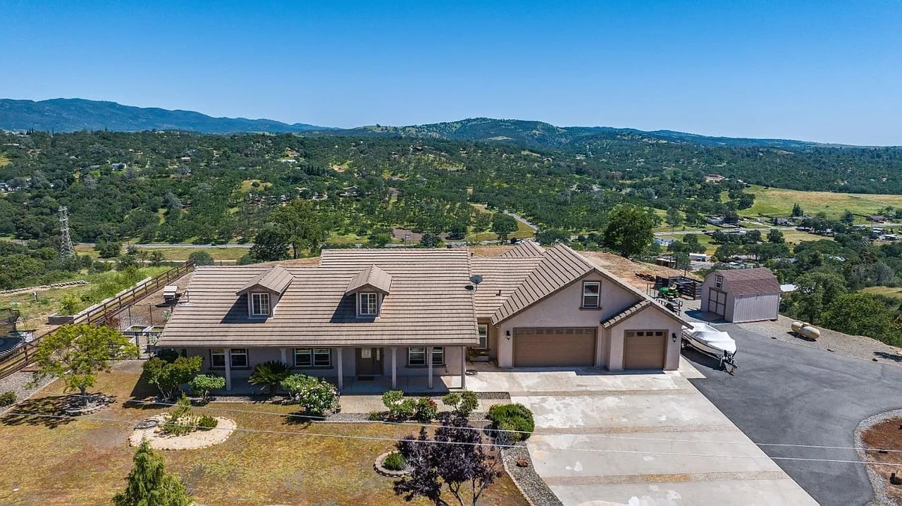 3221 Crestview Dr