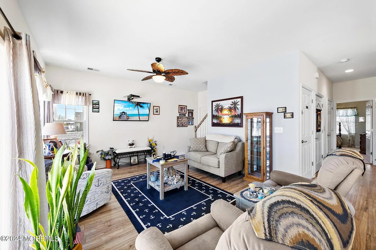 109 E Potomac Dr