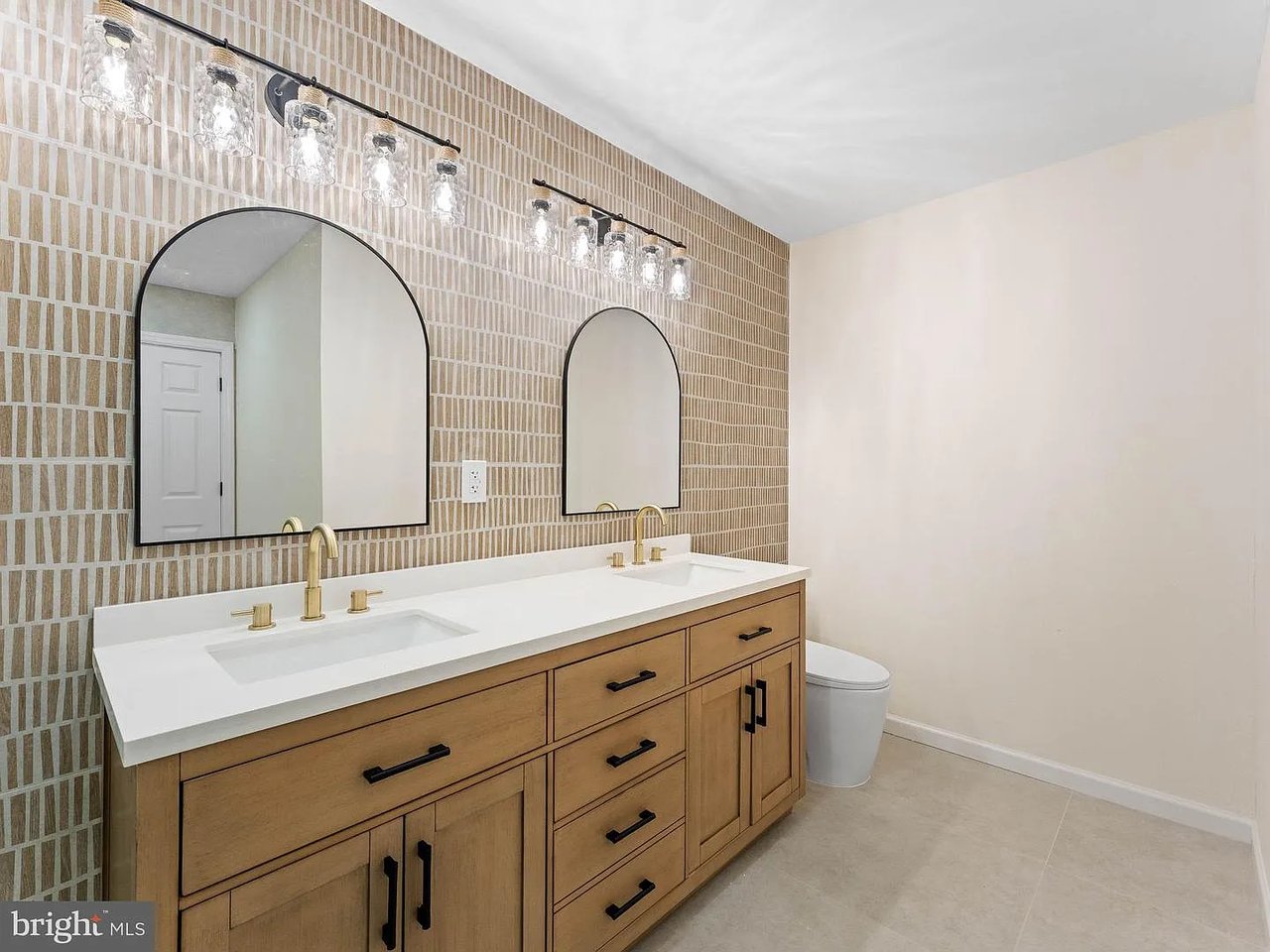 1 Bronwood Dr, Voorhees, NJ 08043