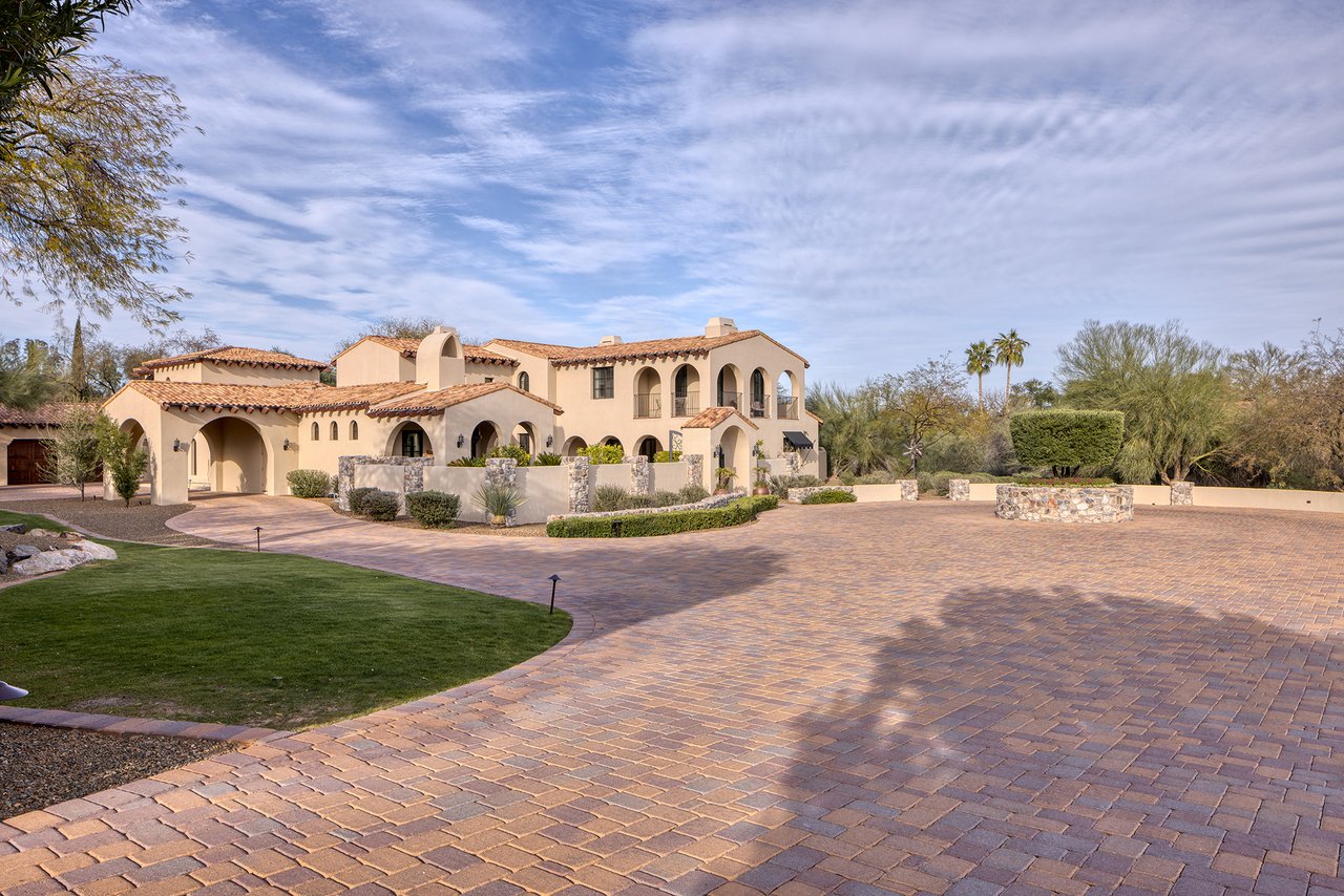 8243 N MOCKINGBIRD Lane