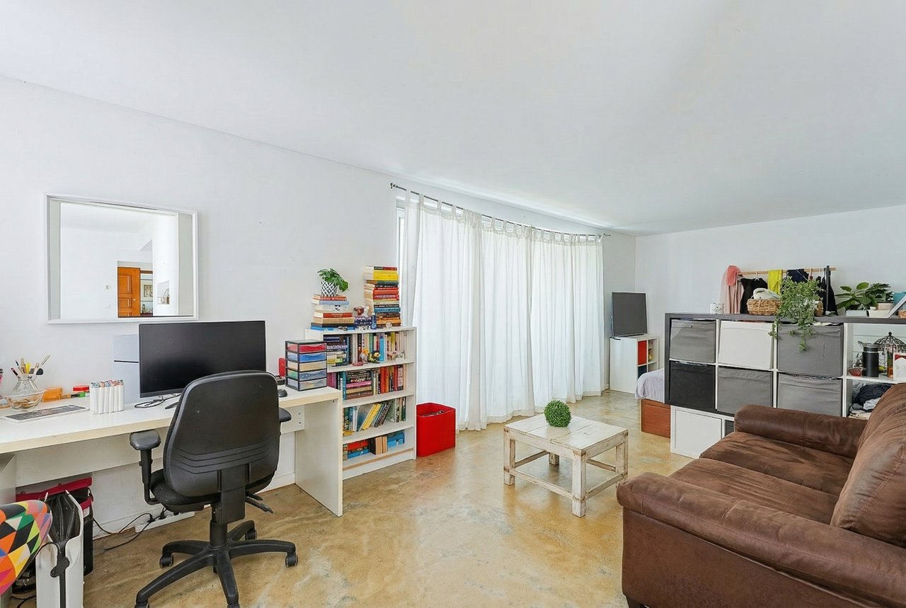 Spacious 5-Bedroom Villa with Expansive Garden Near Sintra in Colares