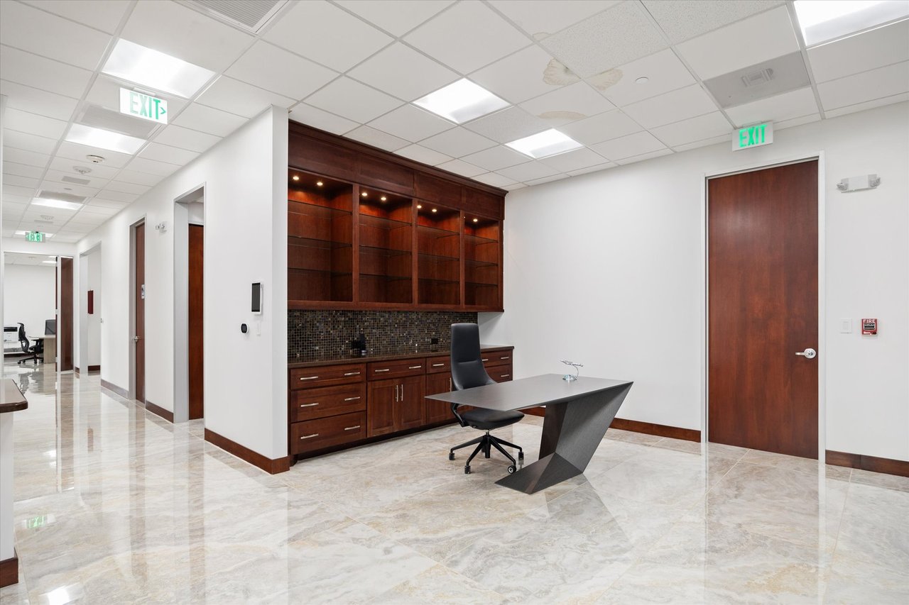 Hangar + Office - Sugar Land Regional Airport (KSGR)