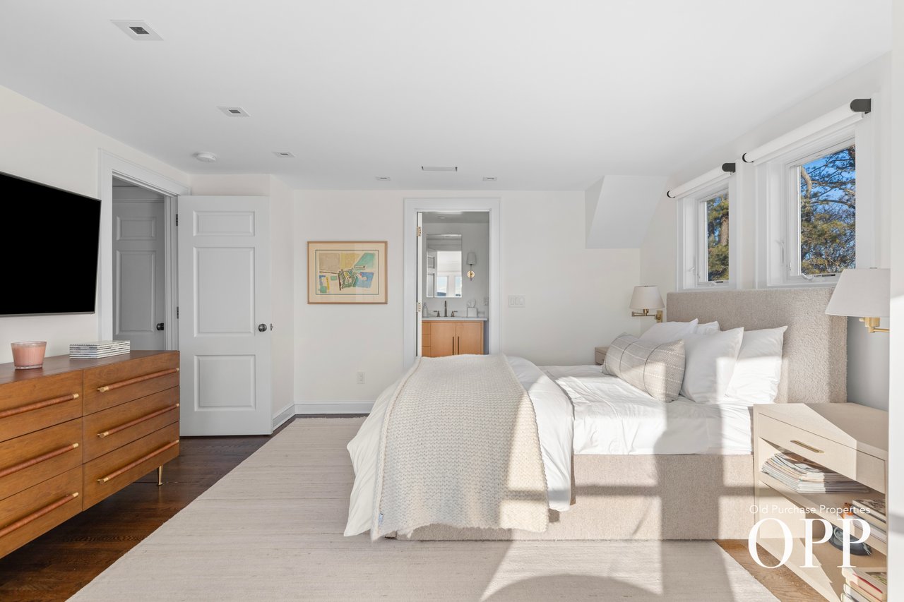 CHARMING SUMMER RETREAT WITH GARDENS & BAY BREEZES