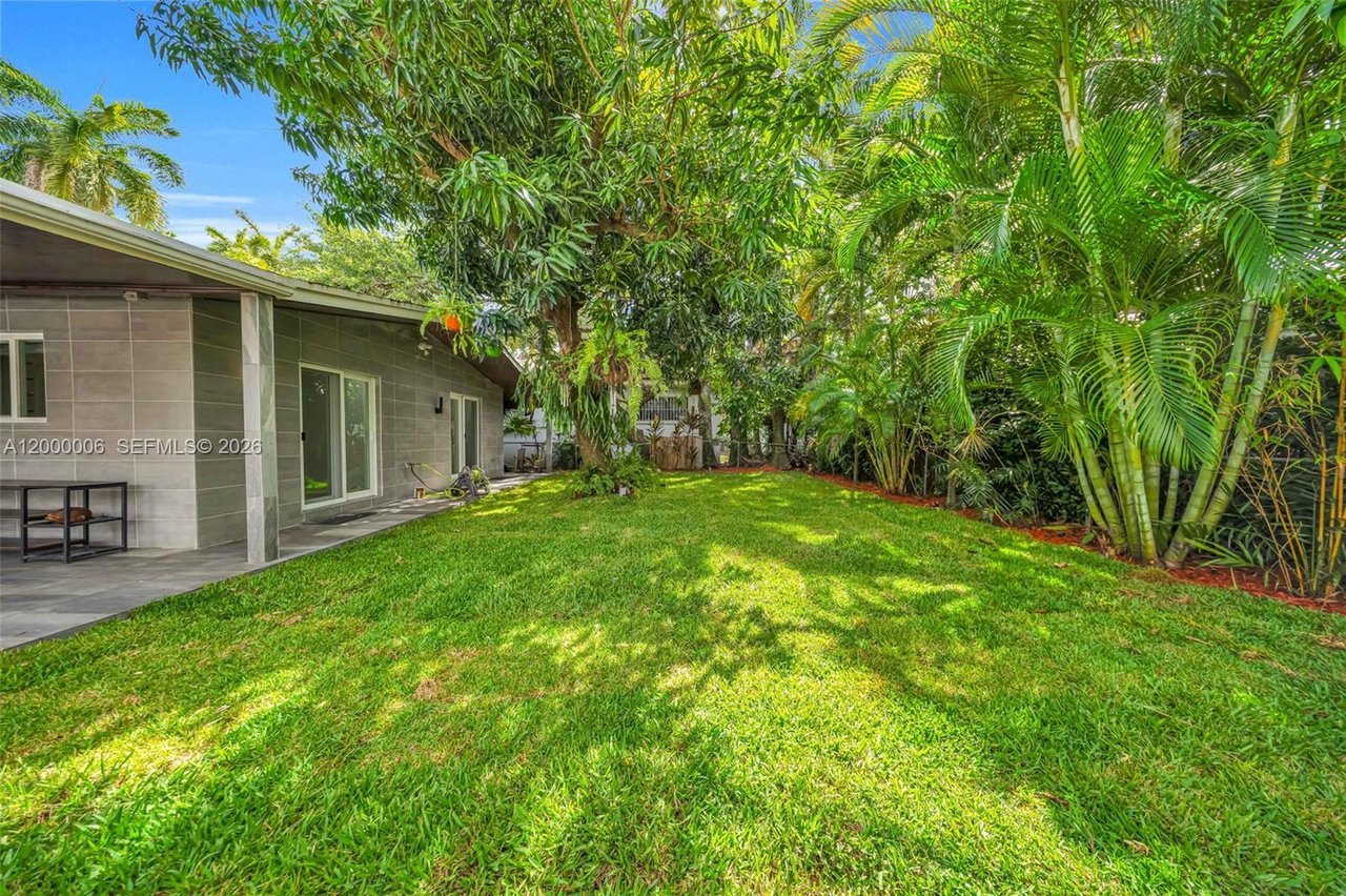 1104-ne-85-street-miami-home-for-sale-backyard