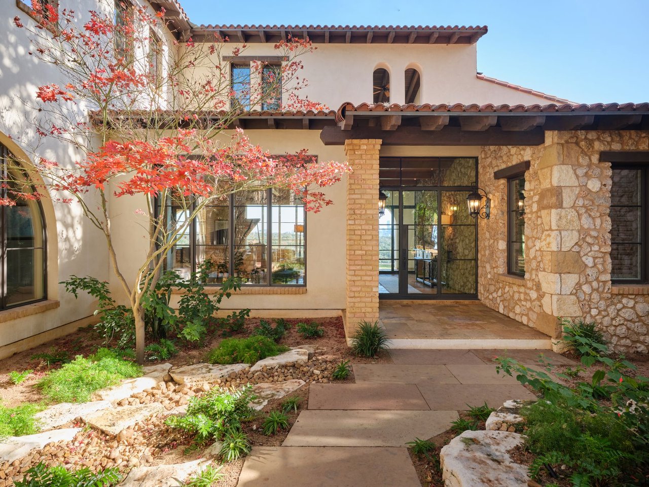 LAKESHORE HORIZON: WATERFRONT VILLA WITH LAKE & CITY VIEWS
