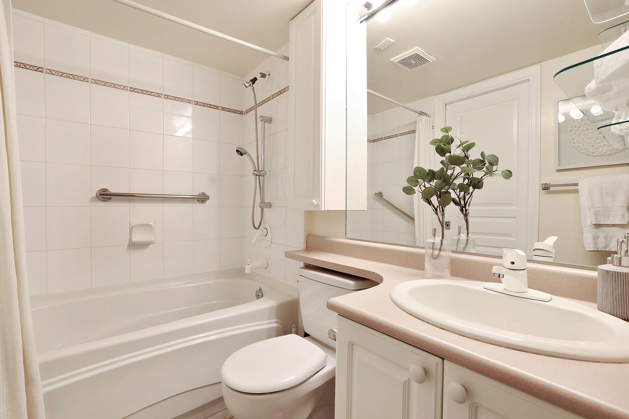305-2130 W 12th Ave
