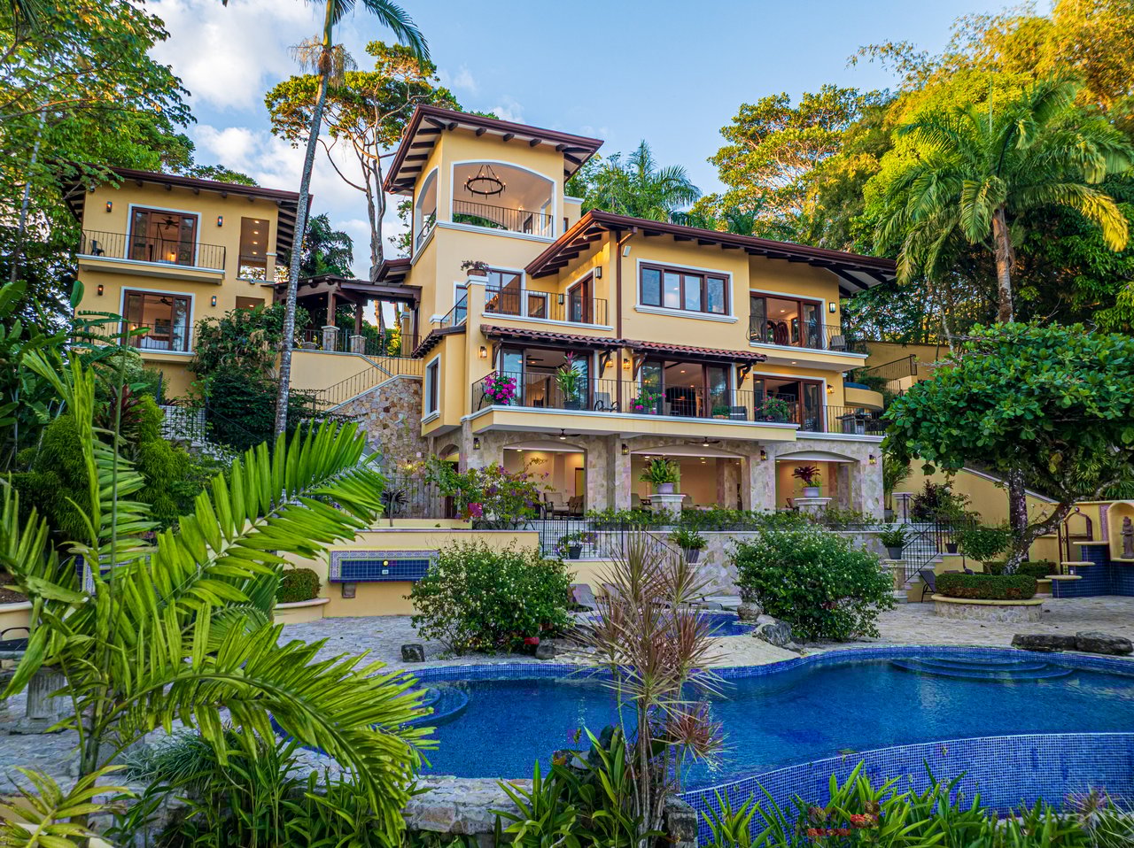 Nido Escondido, Playa Dominical