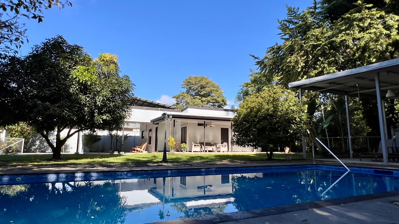 3-Bedroom Home with Large Pool and Garden in Bahía
