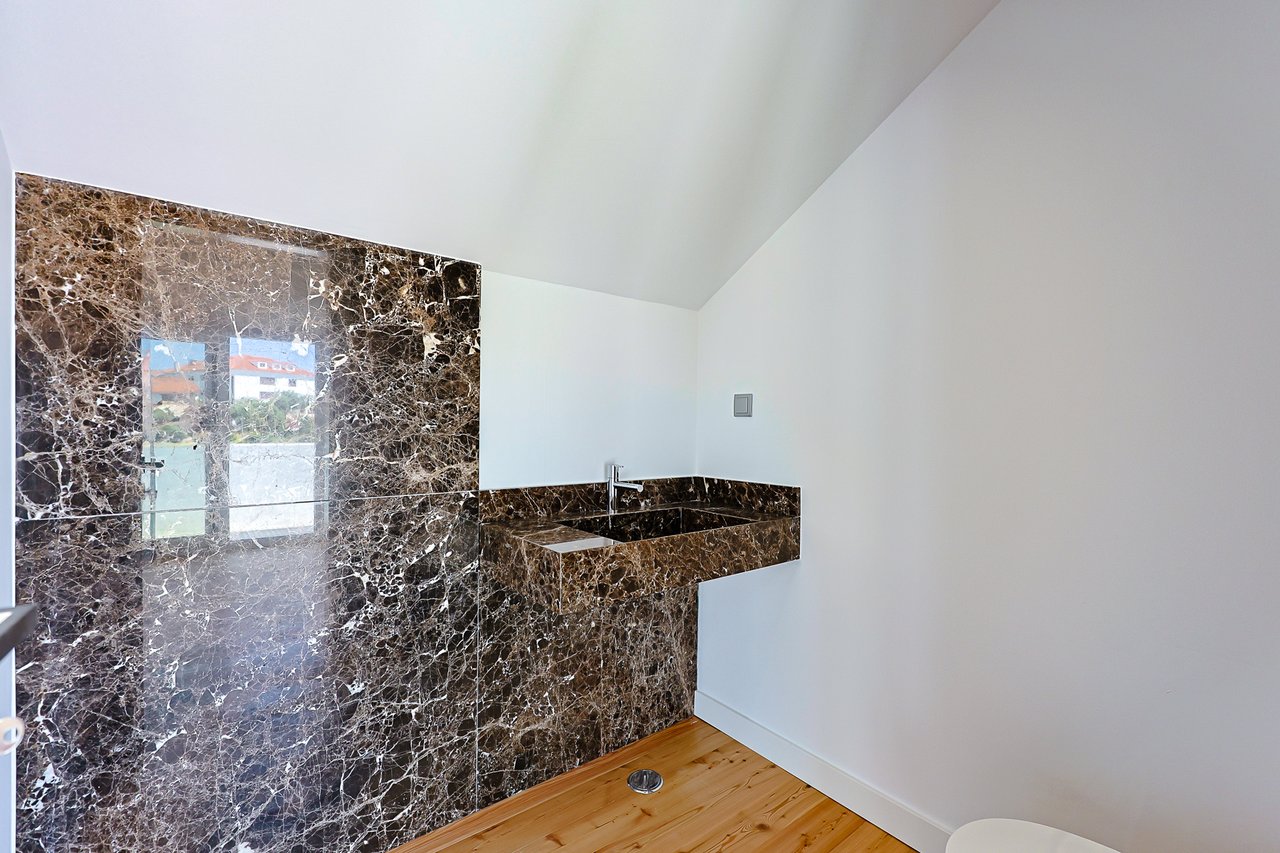 3 Bedroom Duplex with Sea View, Balcony & Private Lift in Monte Estoril