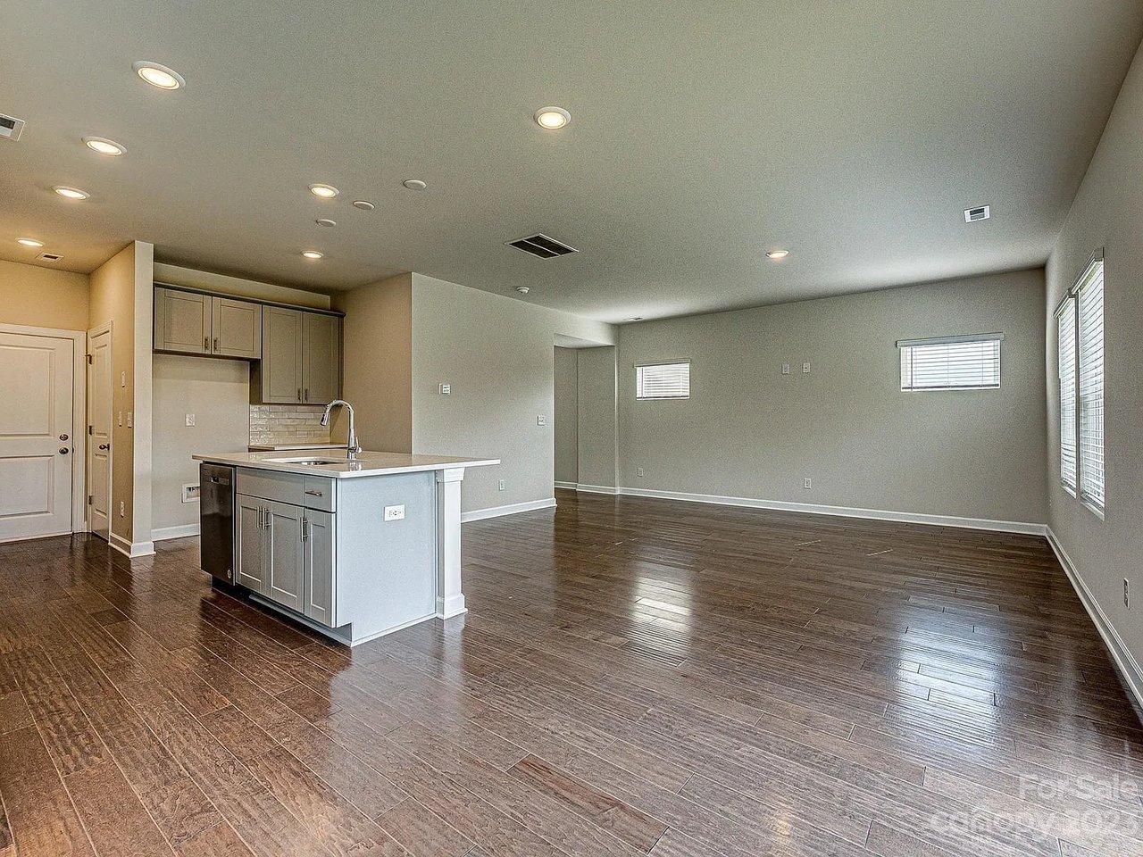 664 Citriadora St
