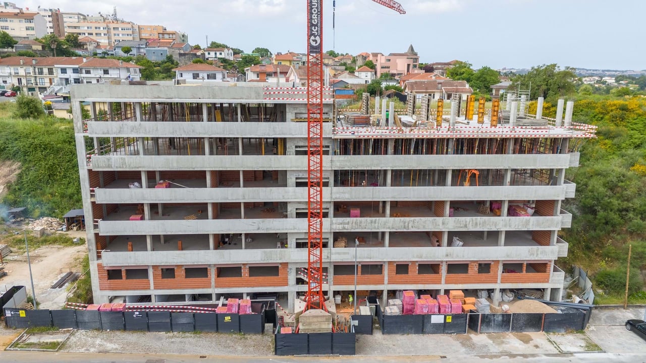 Modern 2-Bedroom Apartment with Balcony and Garage in Águas Santas, Greater Porto