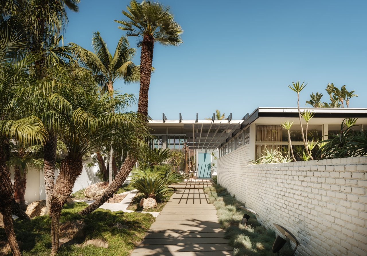 1911 La Mesa Dr