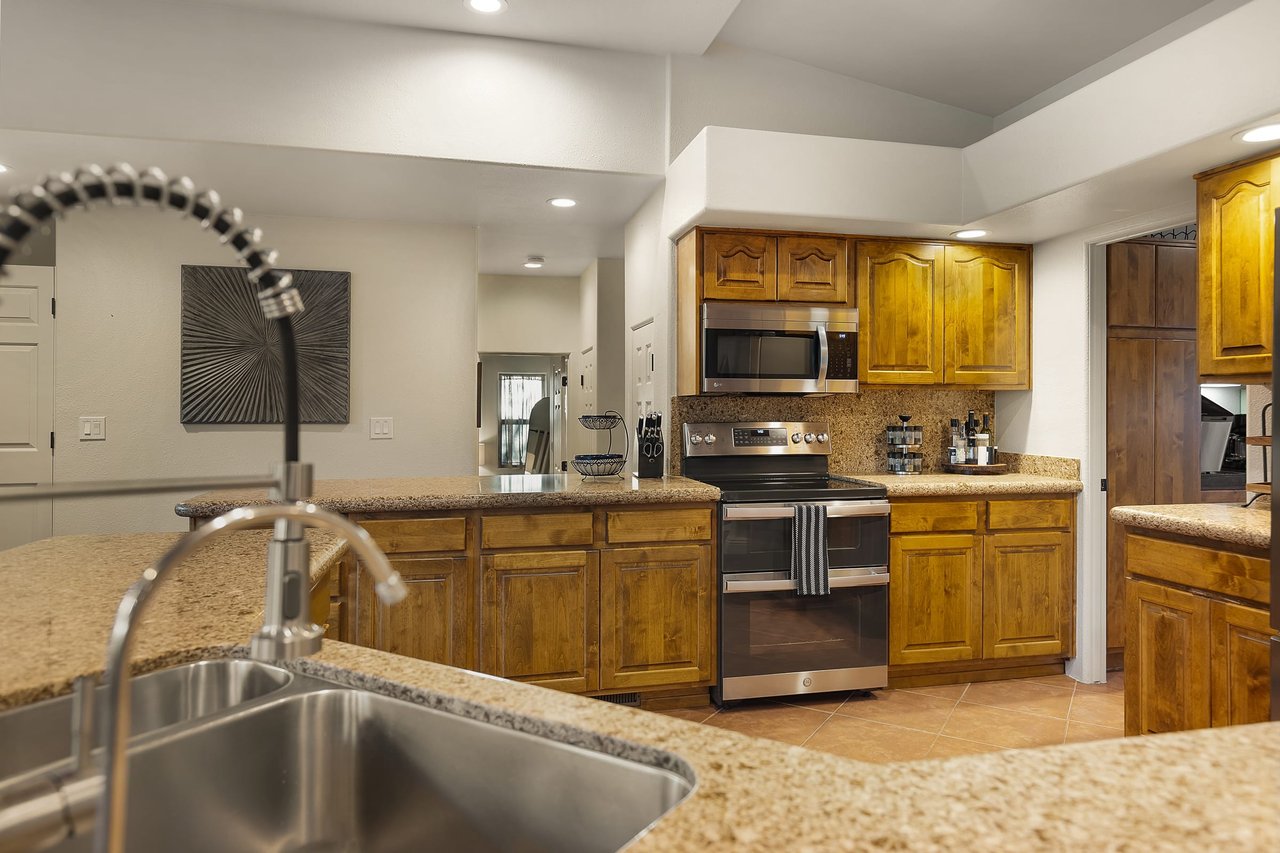 Splendor-Close to town, Huge Spa/Game Rm/Free Pets!