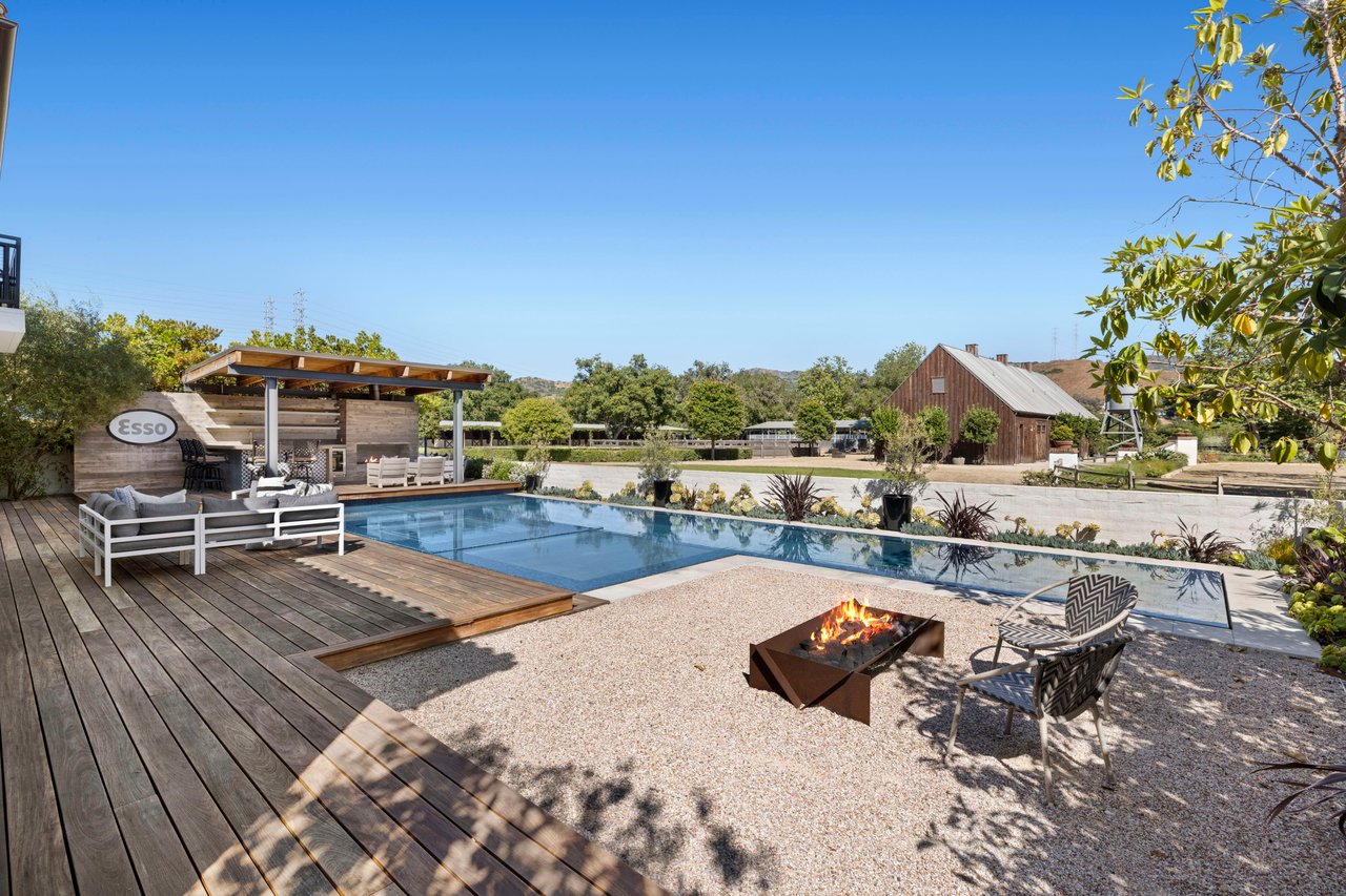 Gated Estate In The Oaks Farms