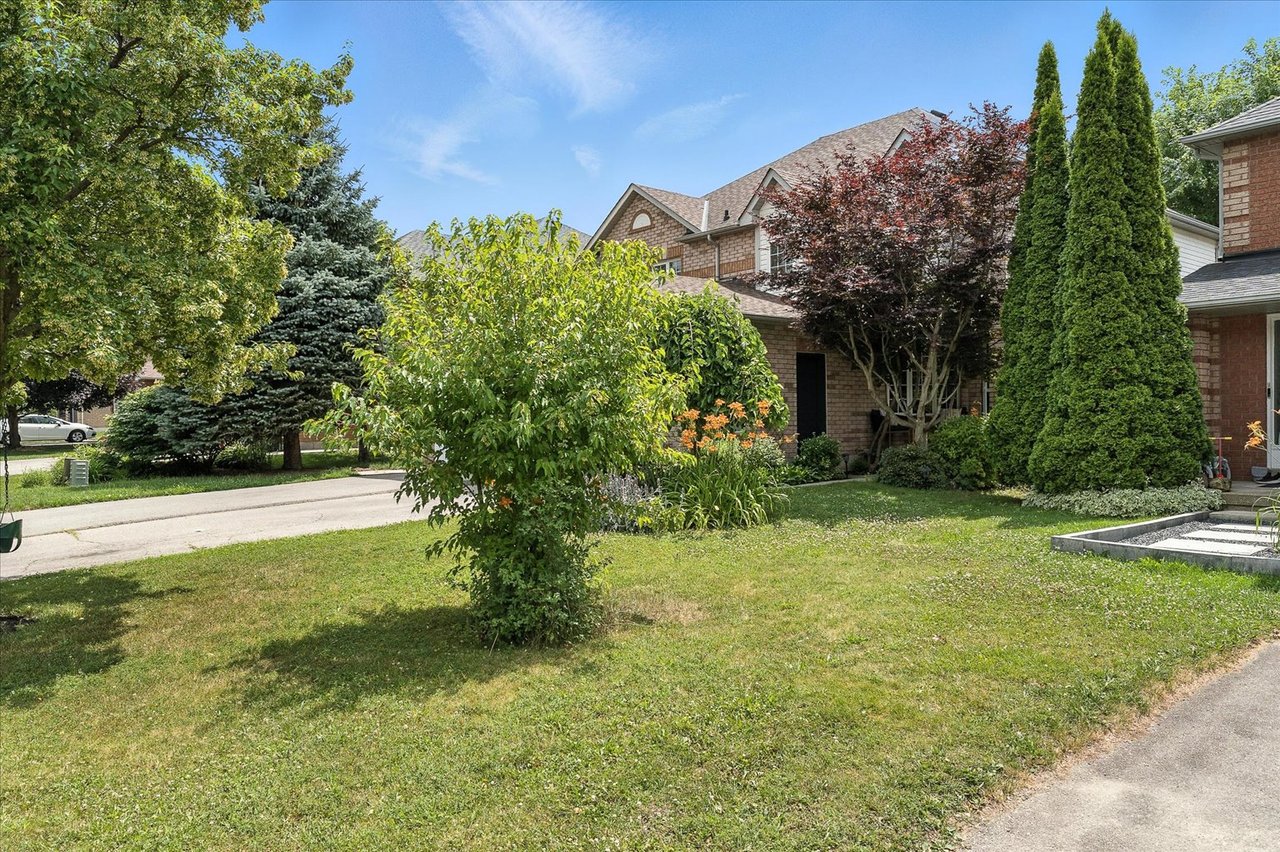 151 Mowat Cres