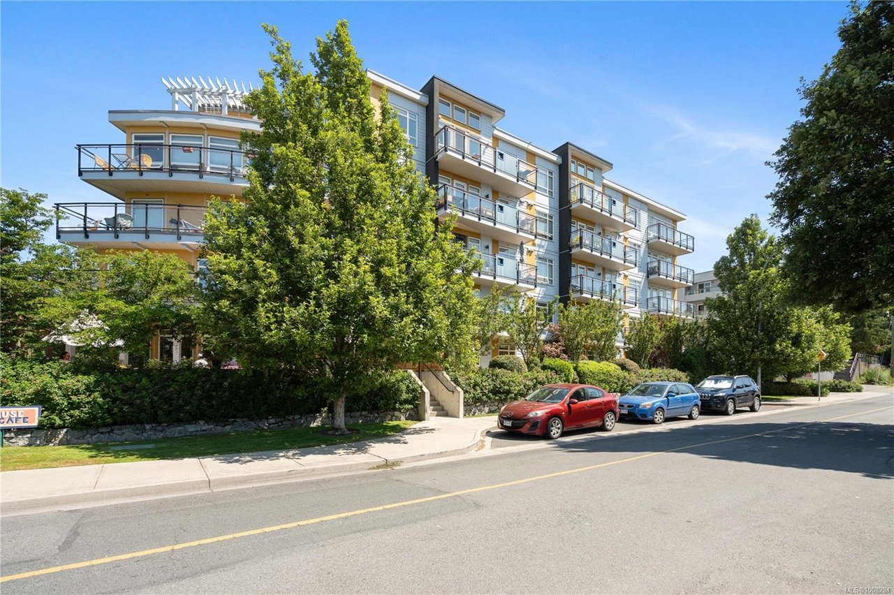106-935 Cloverdale Ave, Saanich