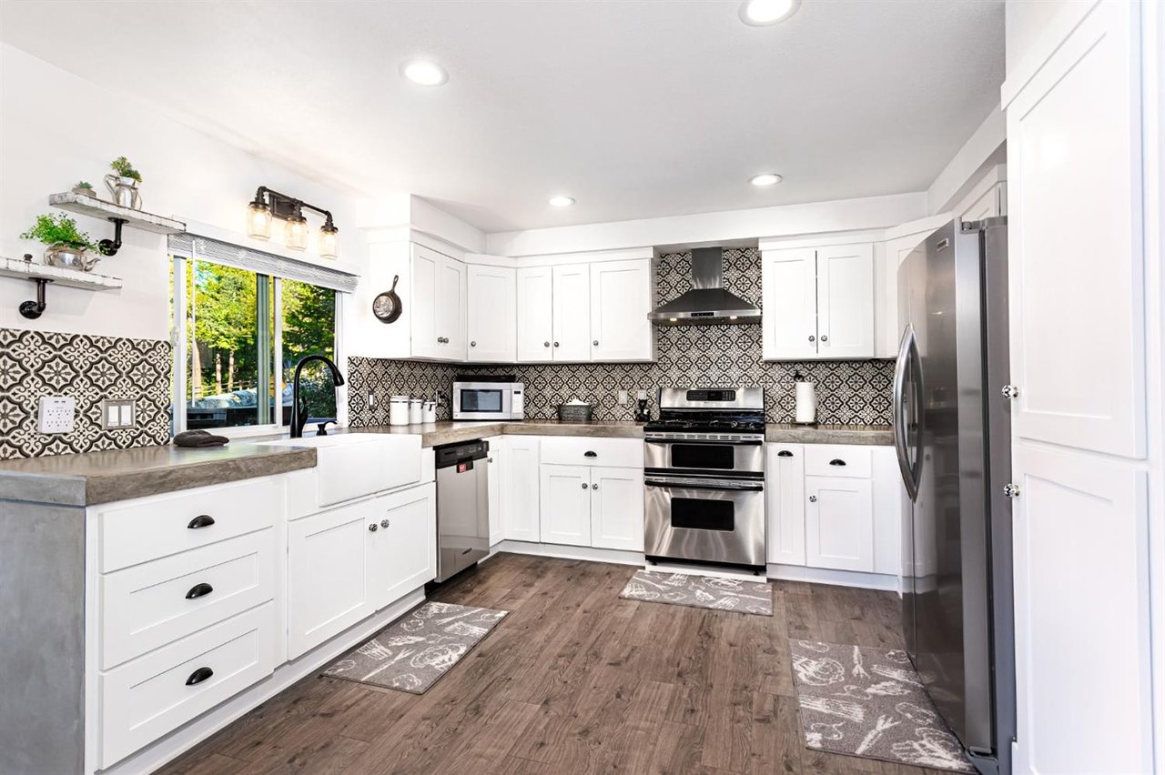 24379 San Moritz