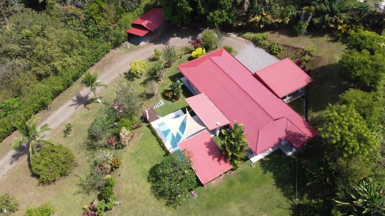 Stunning 2-Bedroom, 2-Bathroom Home with Pool on a Spacious Lot in Ojochal – Calle Papagayo