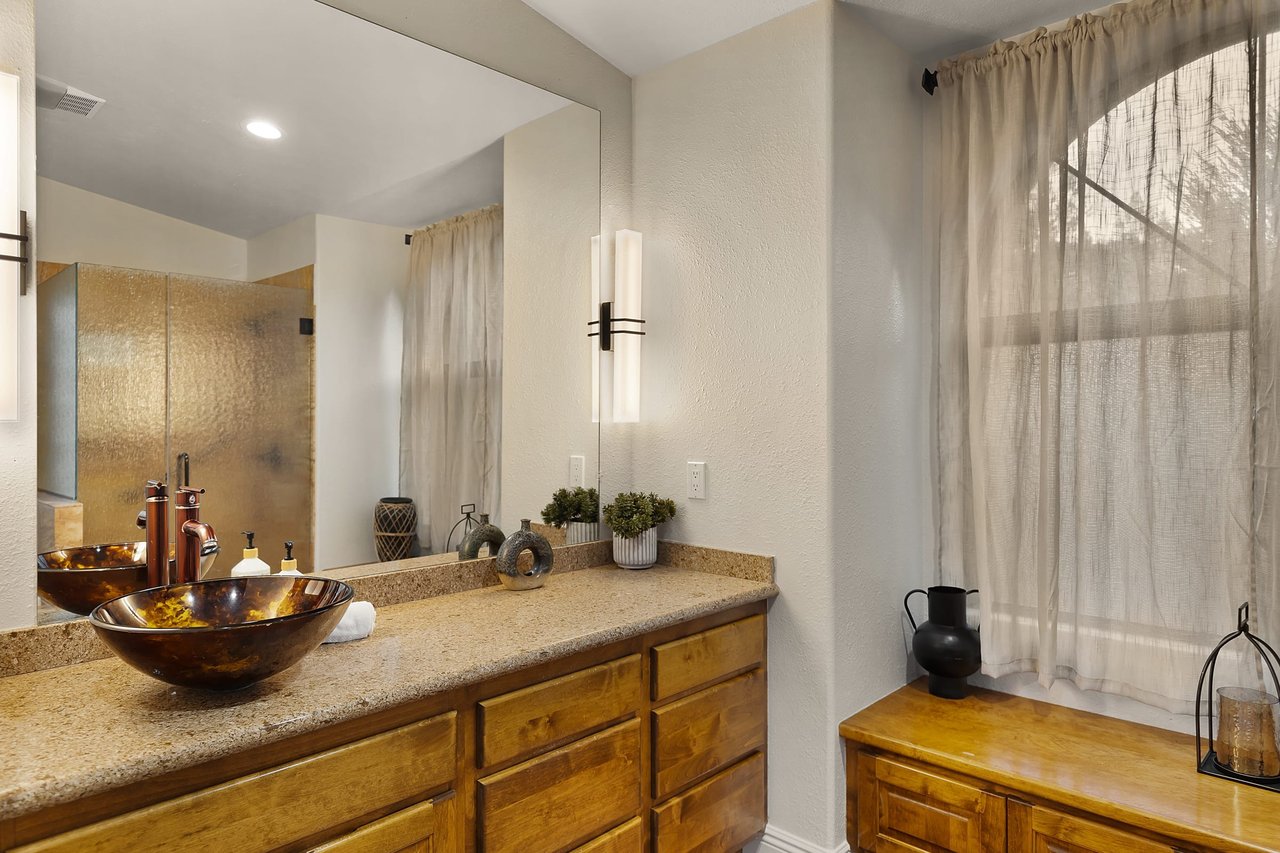 Splendor-Close to town, Huge Spa/Game Rm/Free Pets!