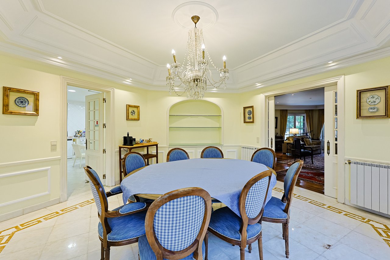 Spacious 8+2-Bedroom Villa with Pool for Rent in Cascais