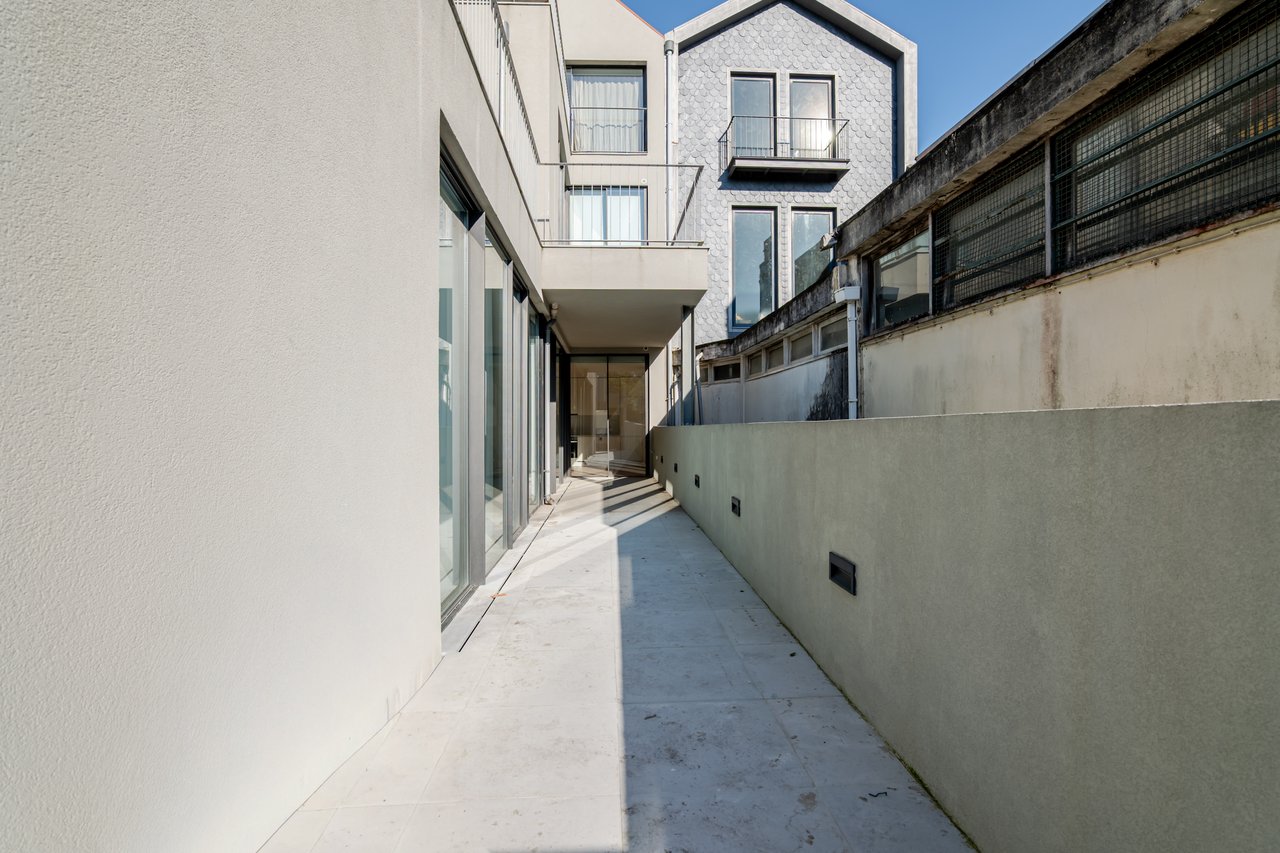 Elegant 1-Bedroom Apartment with Private Patio & Short-term Rental (AL) License in Porto’s Historic Core