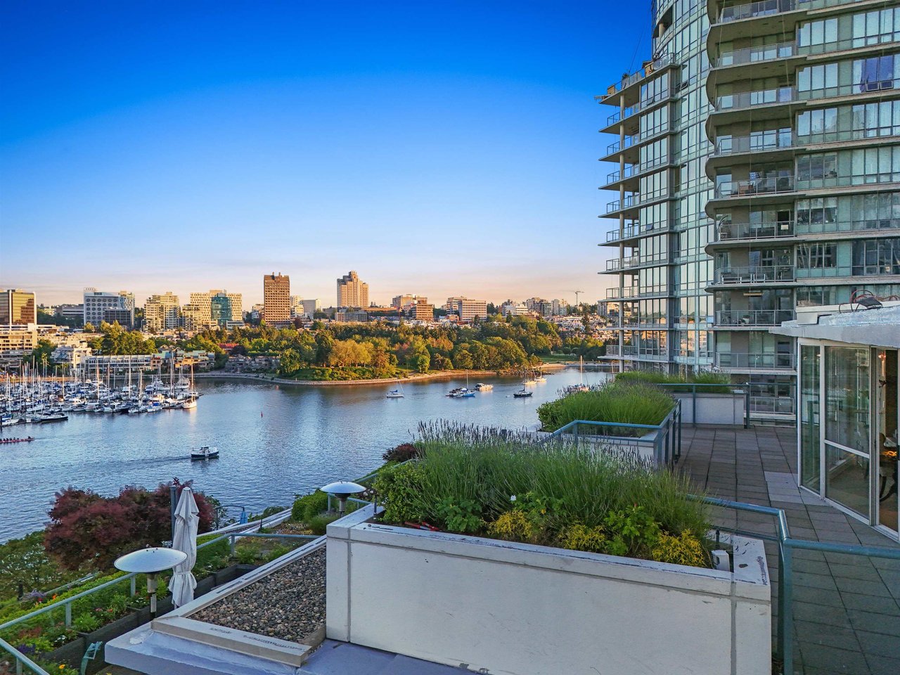 1006-1288 Marinaside Cres