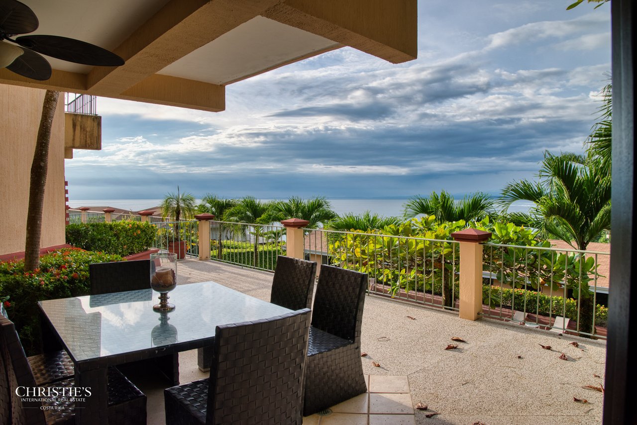 Exquisite Corner Townhouse with Panoramic Ocean Views – Faro Escondido