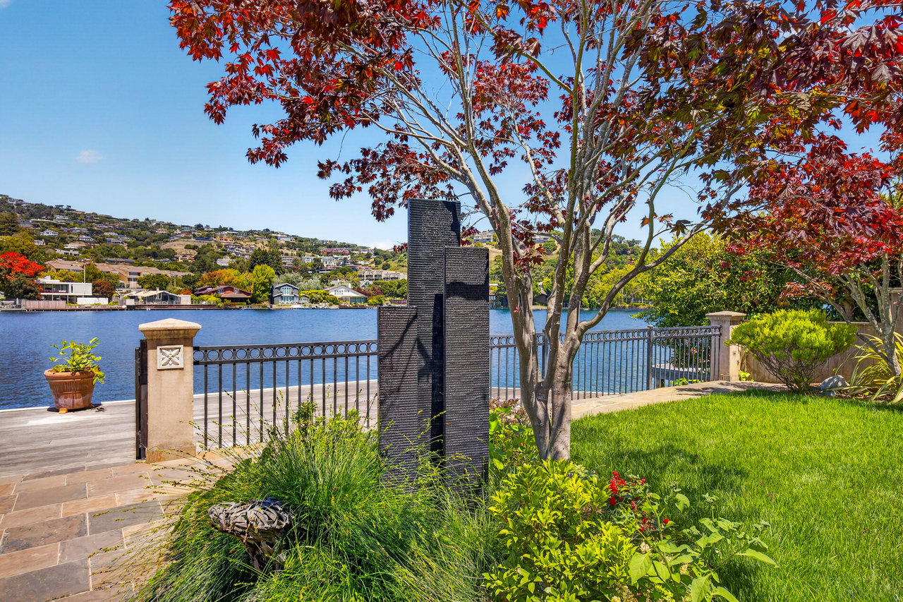 Beautiful Single Level on the Belvedere Lagoon
