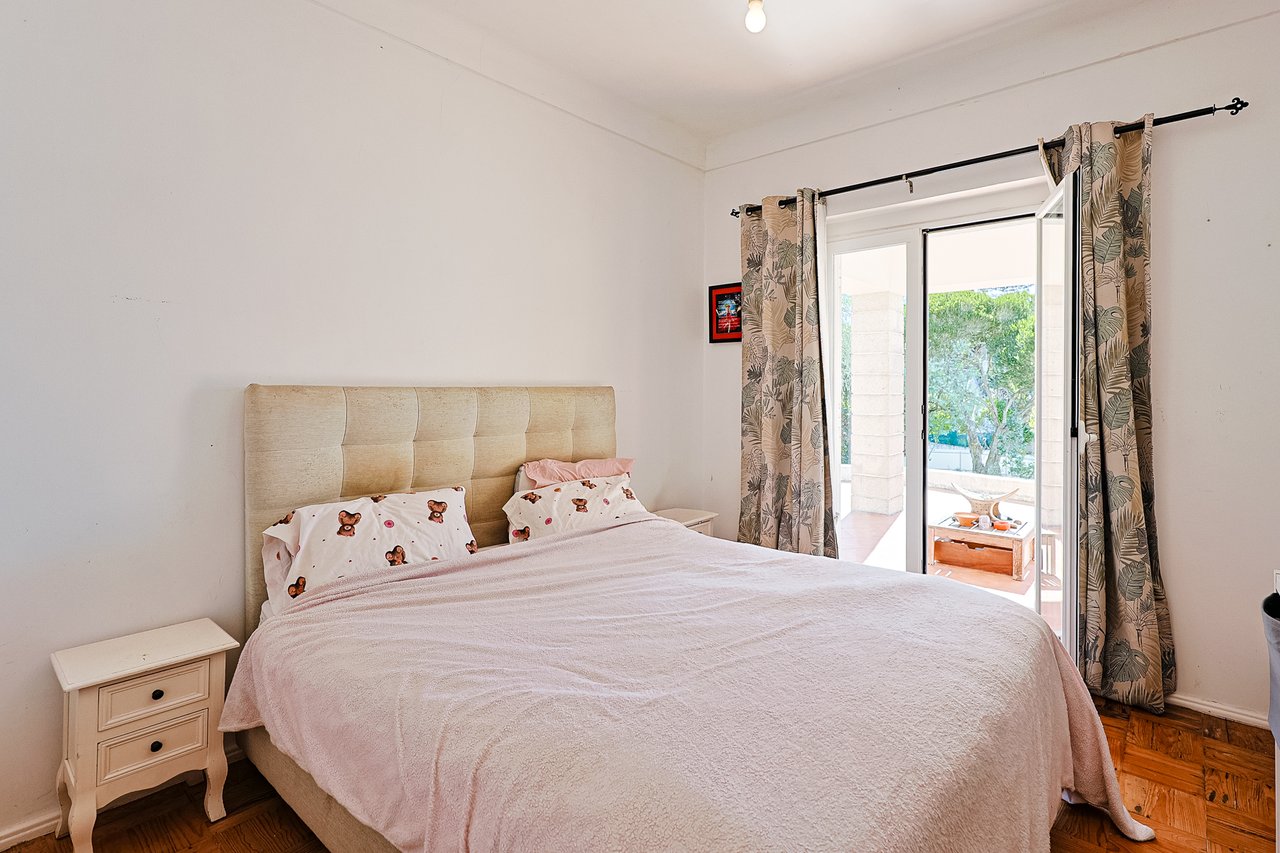 Spacious 5-Bedroom Villa with Expansive Garden Near Sintra in Colares