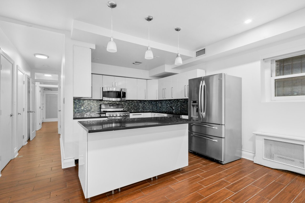 33 W 9TH Street