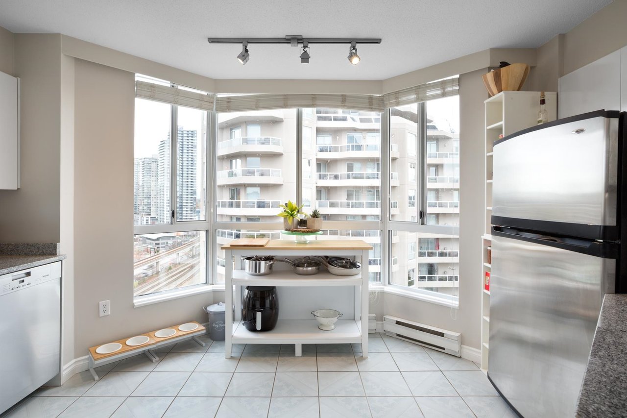 1704-1235 Quayside Dr