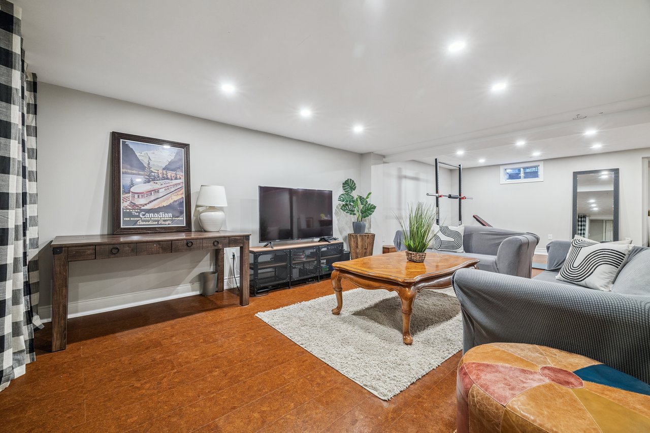 Impressive Home on Ravine Lot in Glen Abbey