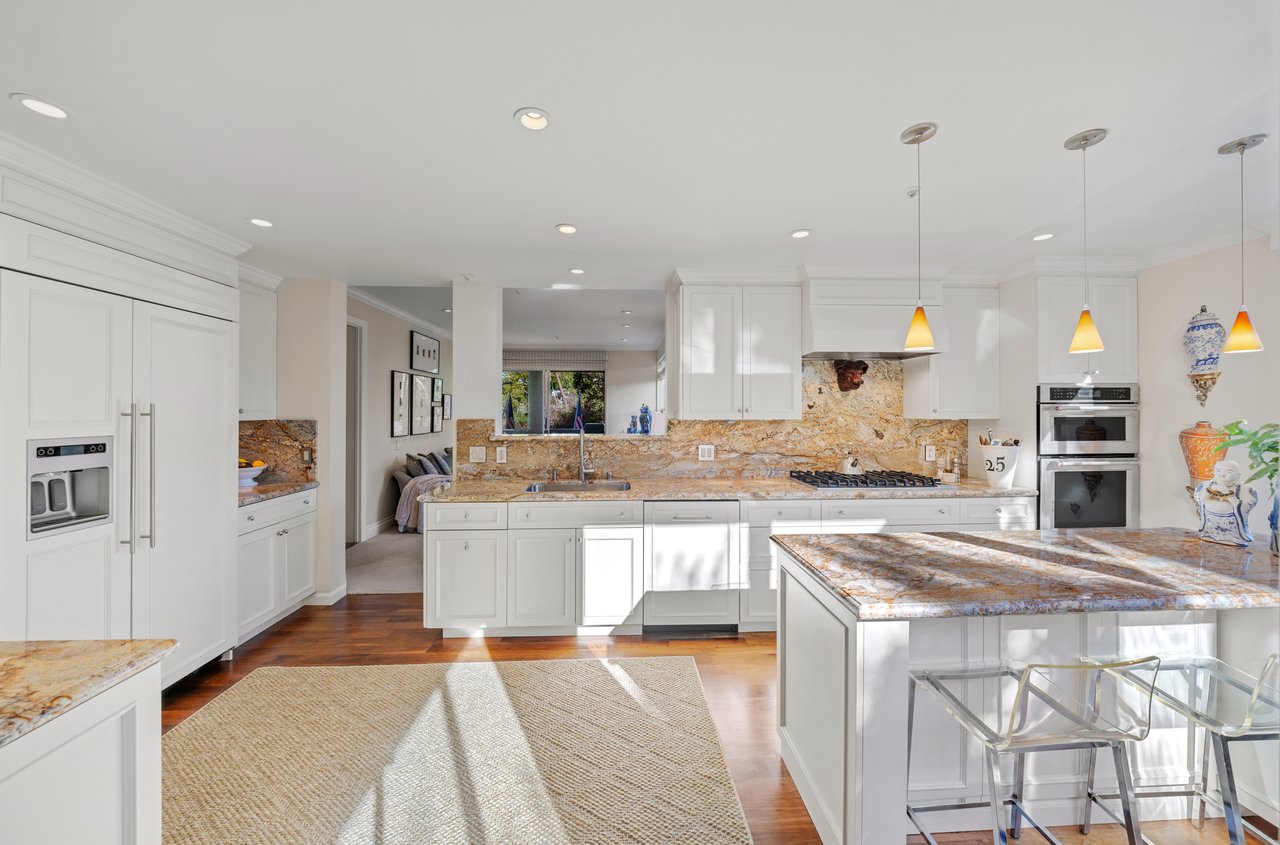 Luxurious End Unit in Point Tiburon