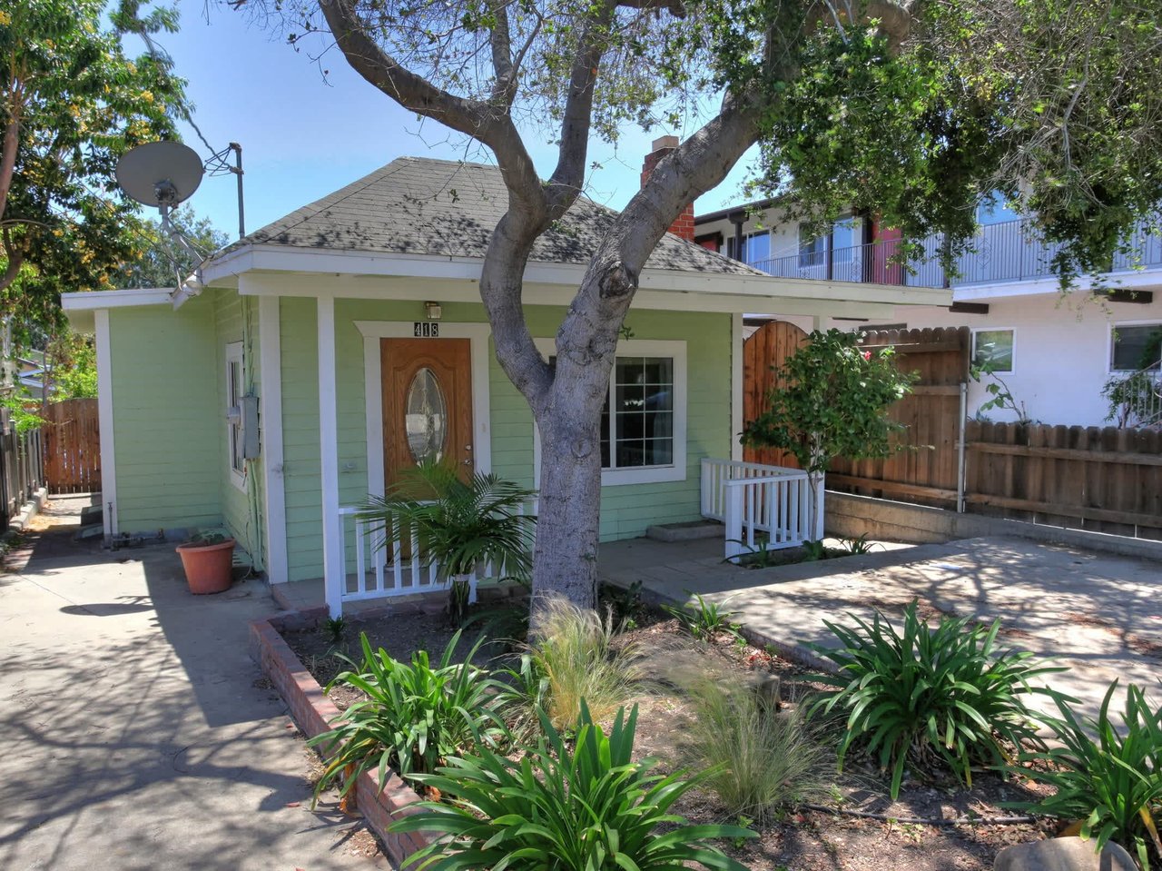 418 E Sola St