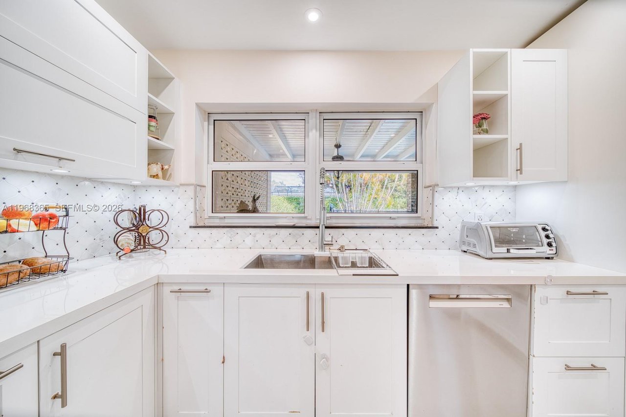 8245-sw-149-drive-palmetto-bay-fl-home-for-sale-kitchen-2