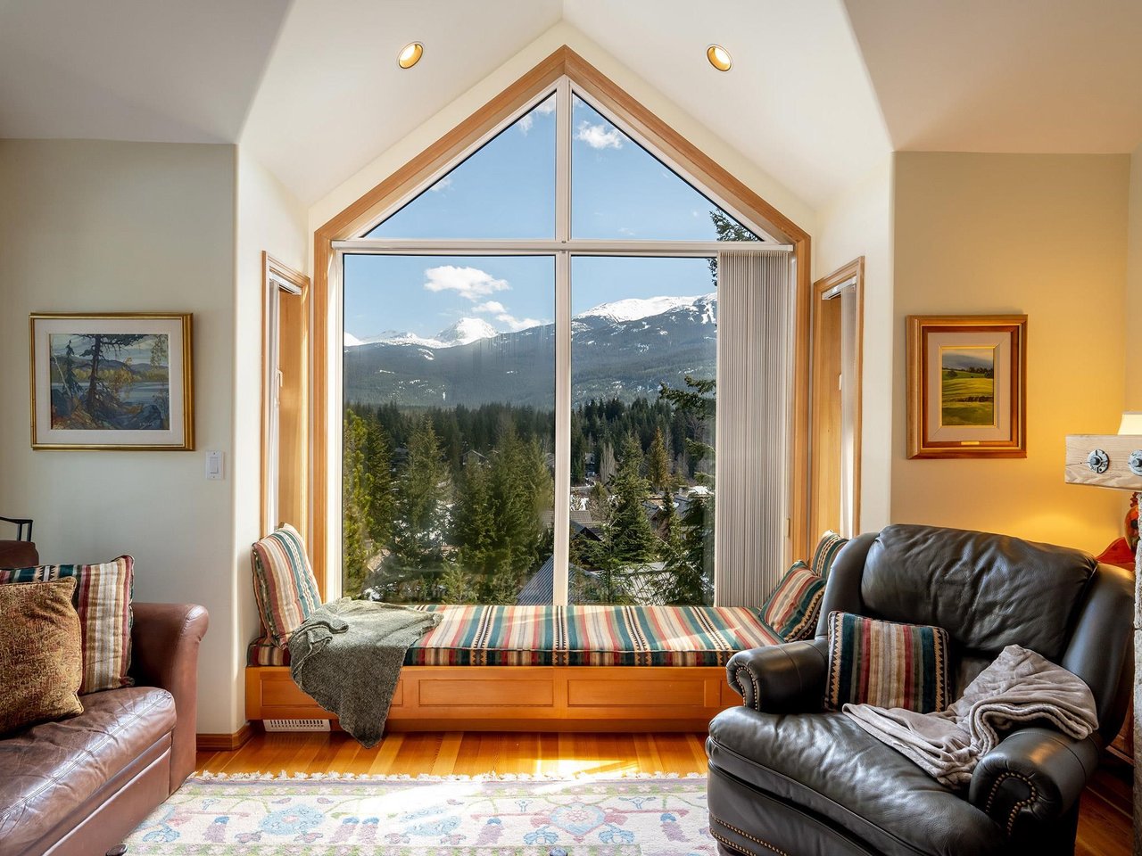 9-3554 Falcon Cres