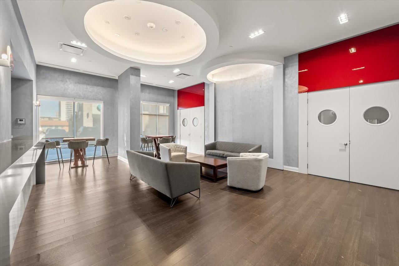 30 Meadowglen Pl 1106