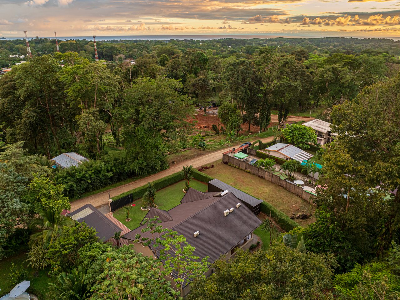 Exceptional 5-Bedroom Residence on Los Laureles Street – Prime Location & Versatile Layout