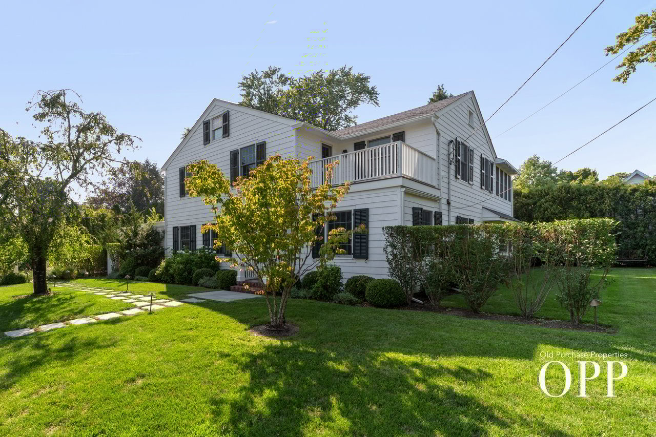A REFINED BELLPORT RETREAT