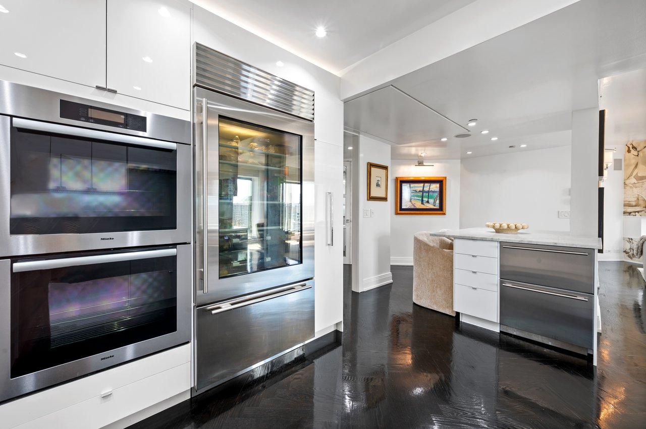 950 N Michigan Ave #2704
