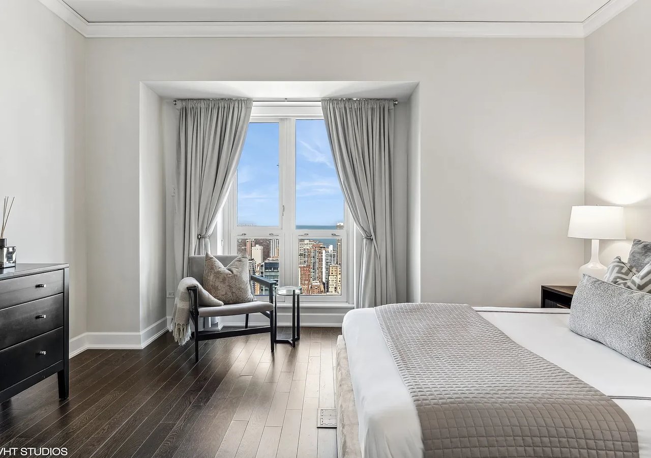 11 E Walton St APT 4202