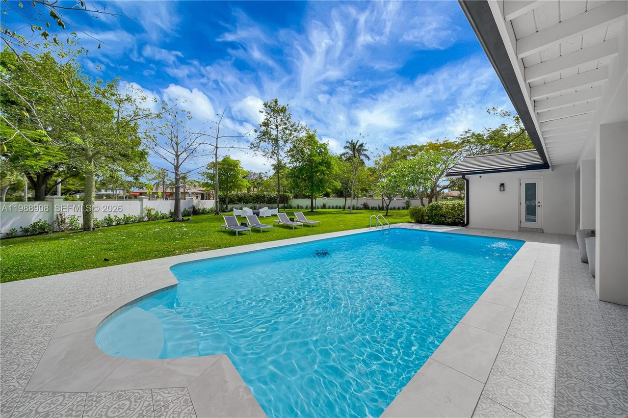 10705-sw-128-terrace-miami-home-for-sale-living-area-backyard-pool