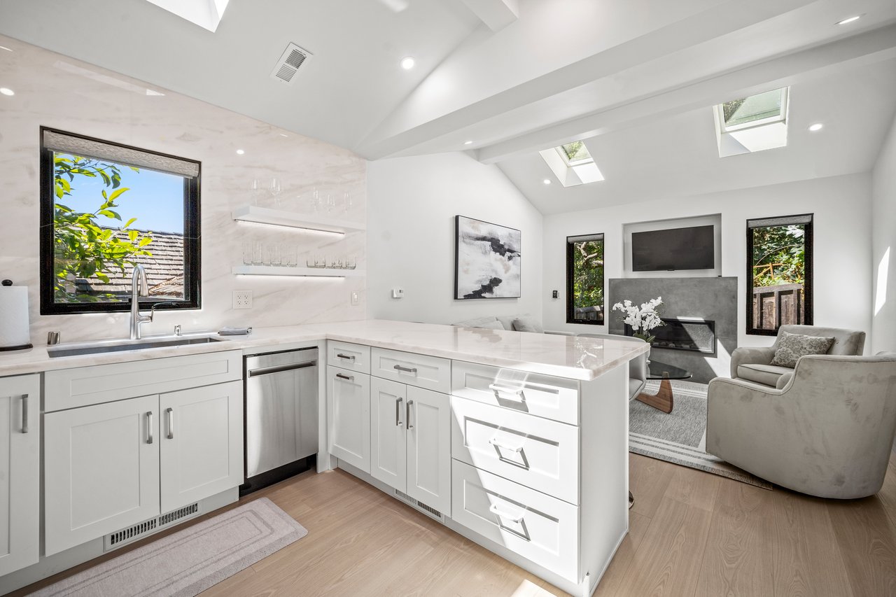 The Gosling - Downtown Carmel Getaway