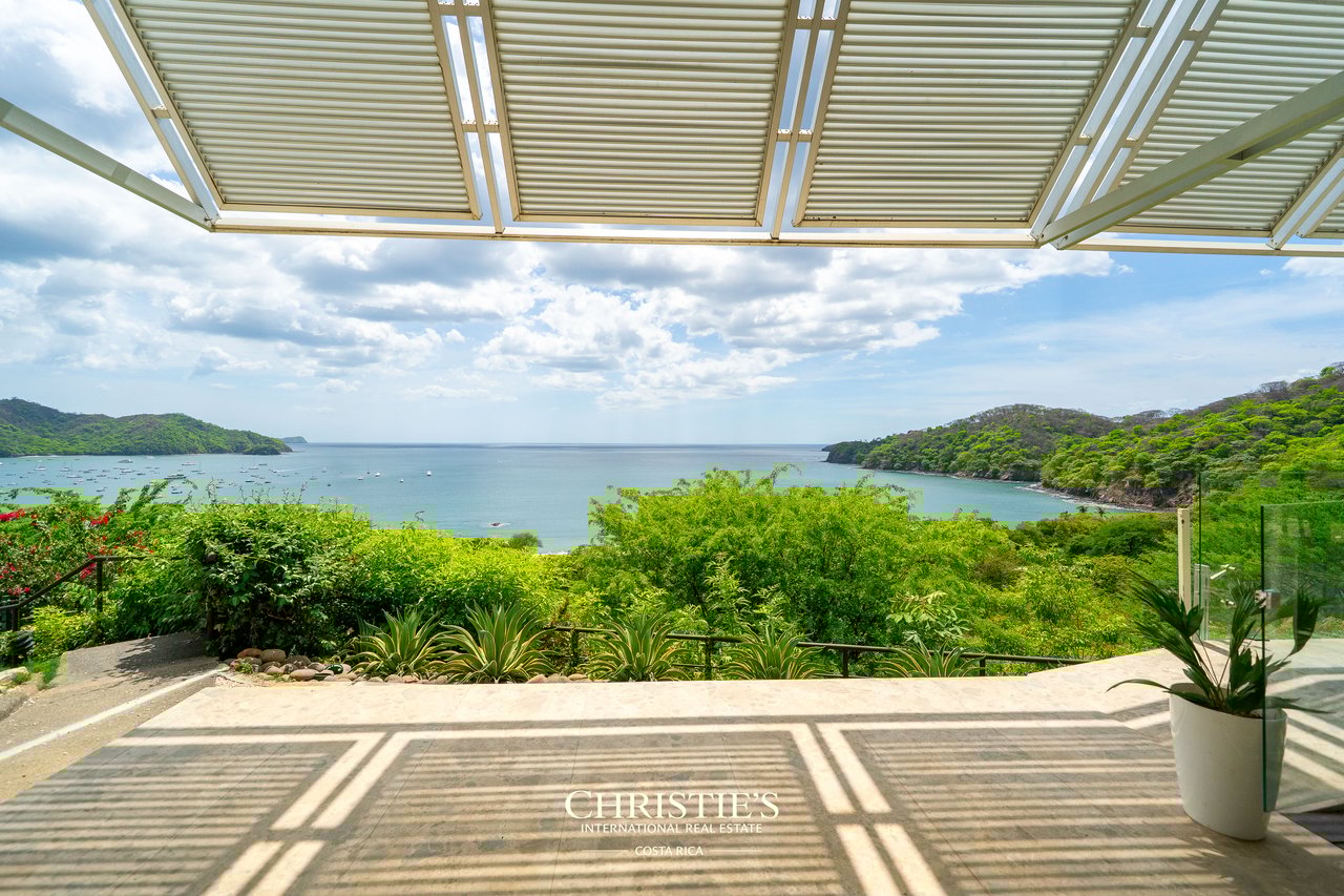 Casa Holmes: Award-Winning Glass House with Ocean Views