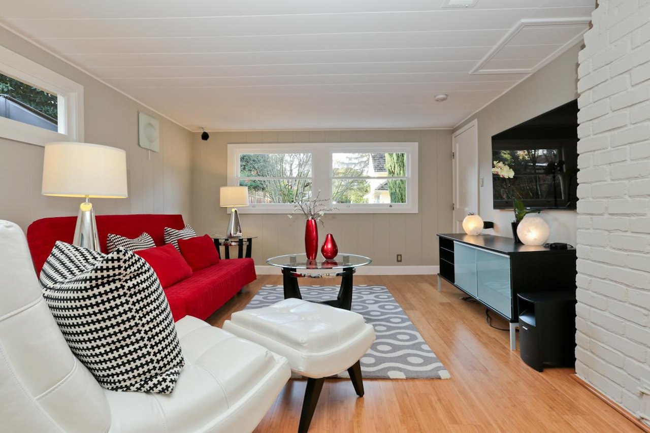 1009 Middle Avenue