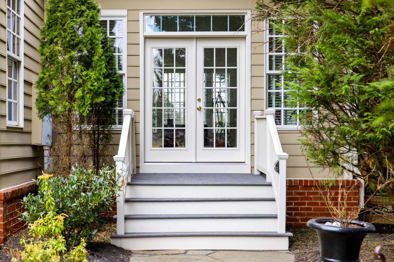 Picturesque Colonial: Located in the HEART of Raspberry Falls