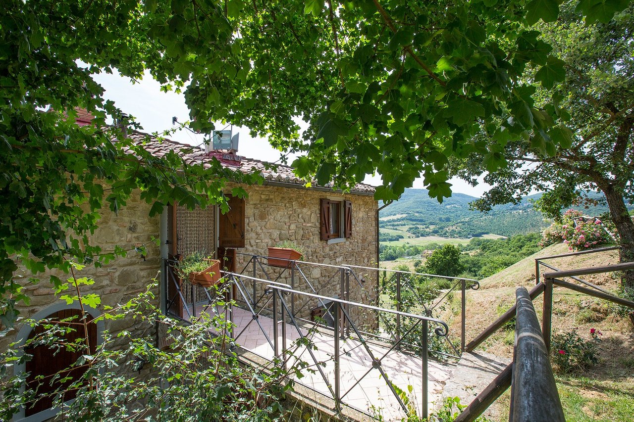 Hill Top Farmhouse with Swimming Pool
